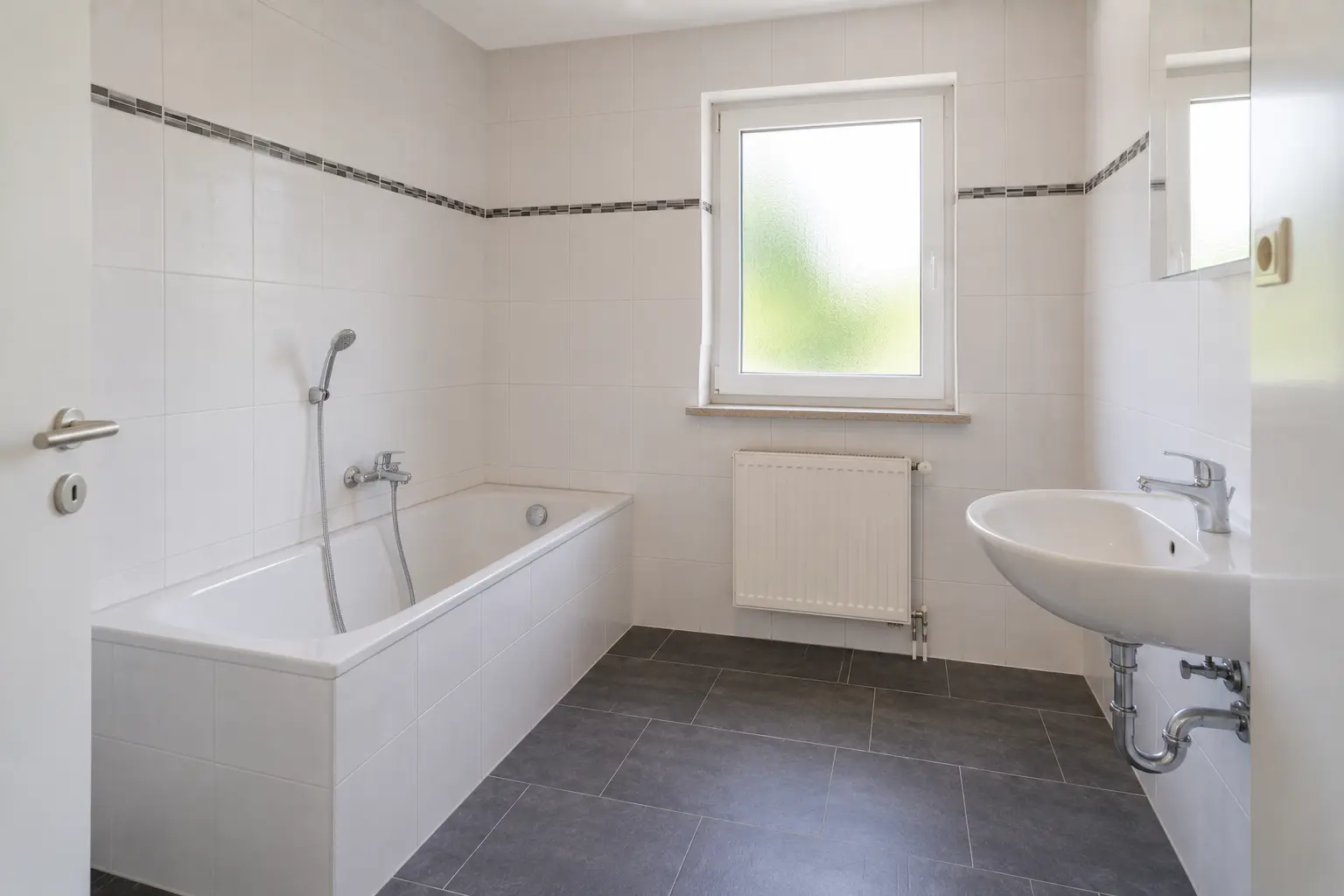 Badezimmer mit Badewanne in einer Verkaufsimmobilie in Straubing