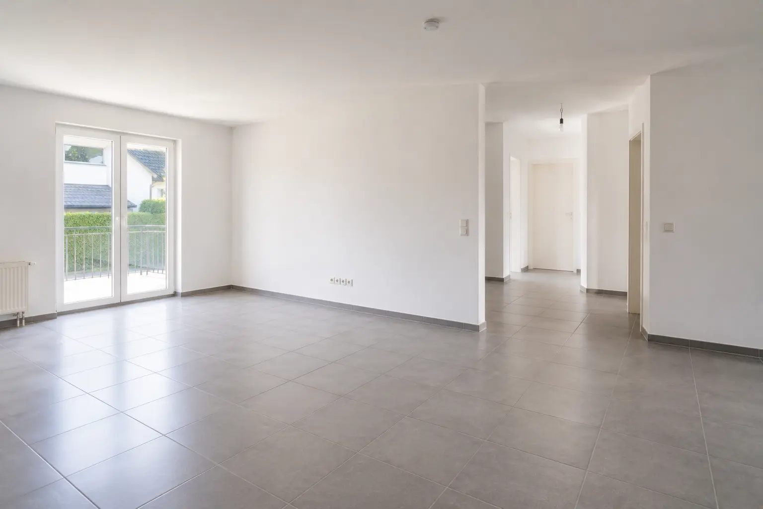 Wohnzimmer mit Balkon einer Kaufimmobilie in Straubing